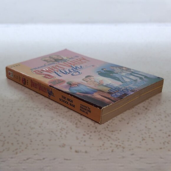 Sweet Valley High #121 The High School War - Picture 3 of 6